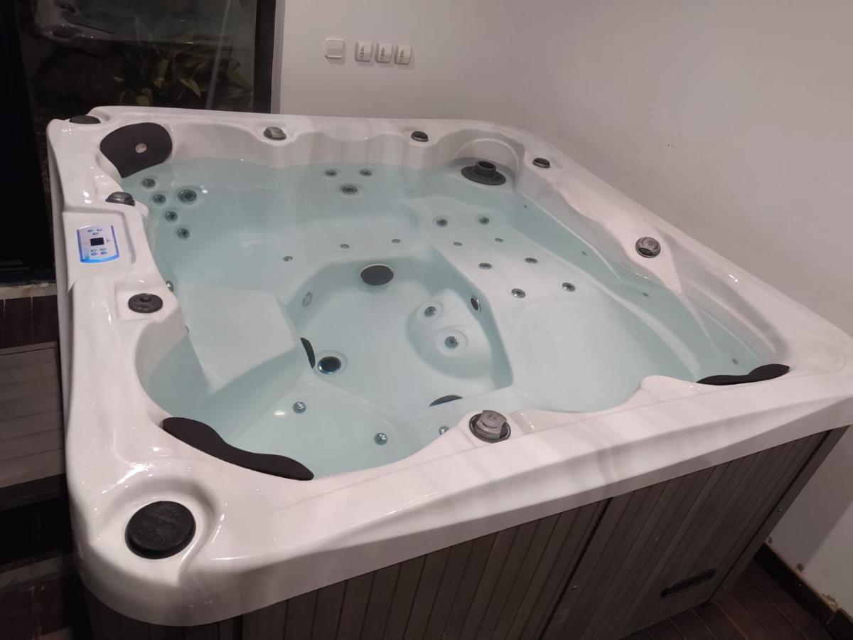 Casa Ceca De La Playa Y Barcelona, Con Piscina Climatizada Y Jacuzzi Villa Vallromanes Luaran gambar