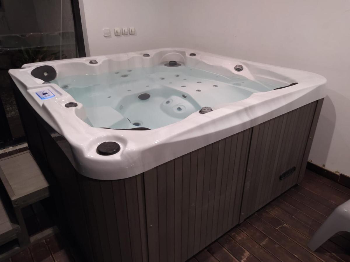 Casa Ceca De La Playa Y Barcelona, Con Piscina Climatizada Y Jacuzzi Villa Vallromanes Luaran gambar